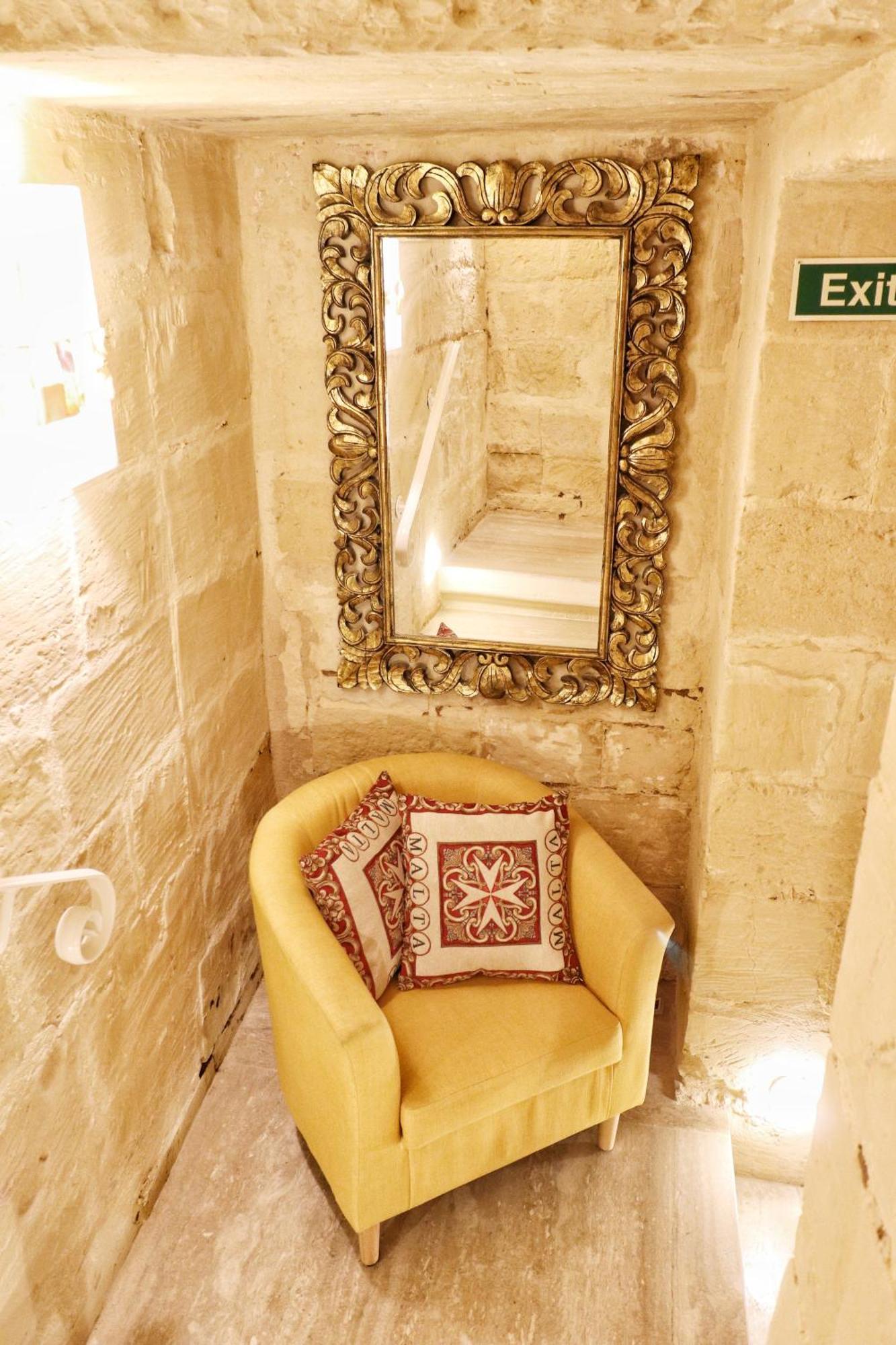 The Knight - Heritage & Art Home At Birgu Square Buitenkant foto